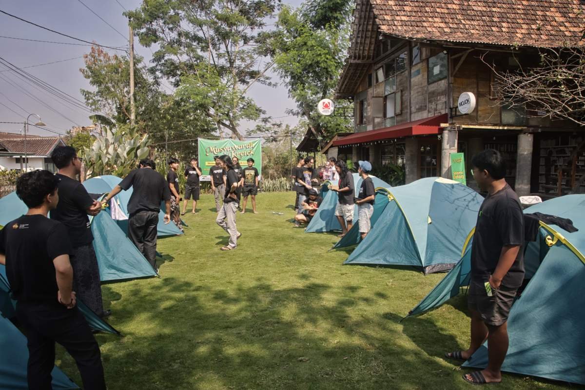 peserta di depan tenda tidurnya