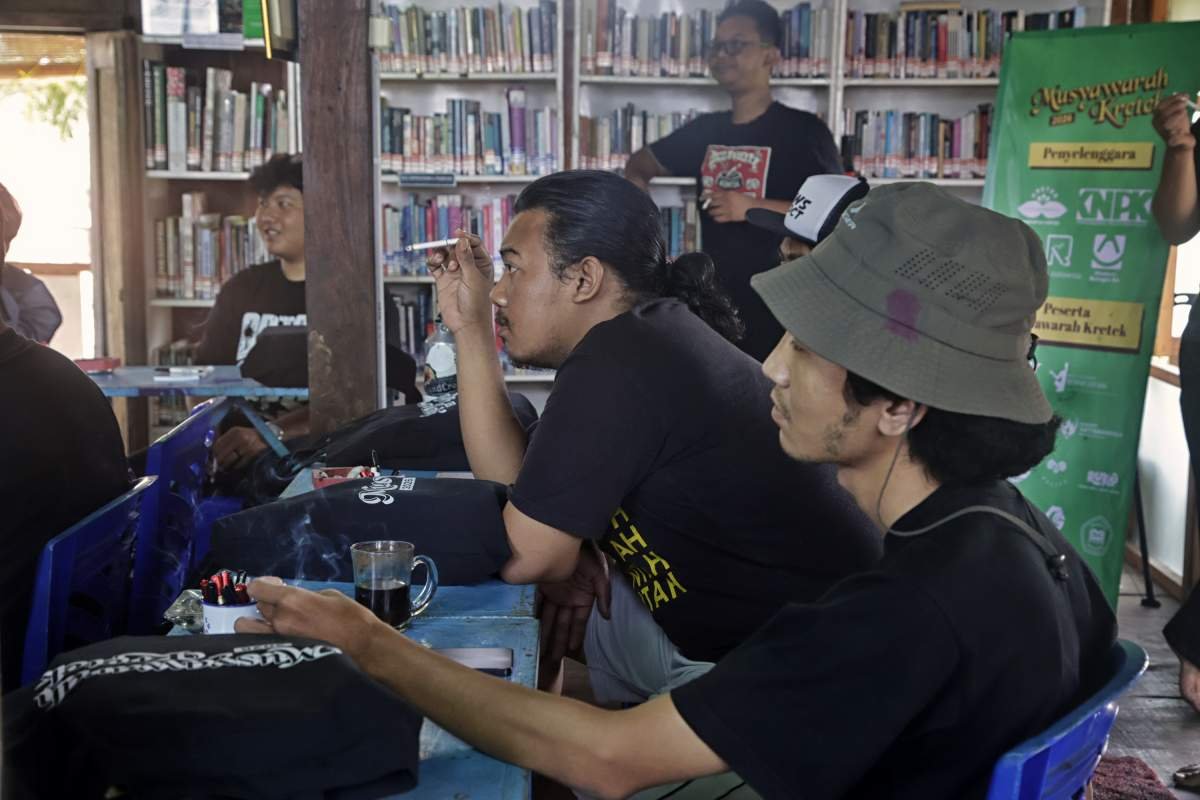 peserta menyimak pemateri