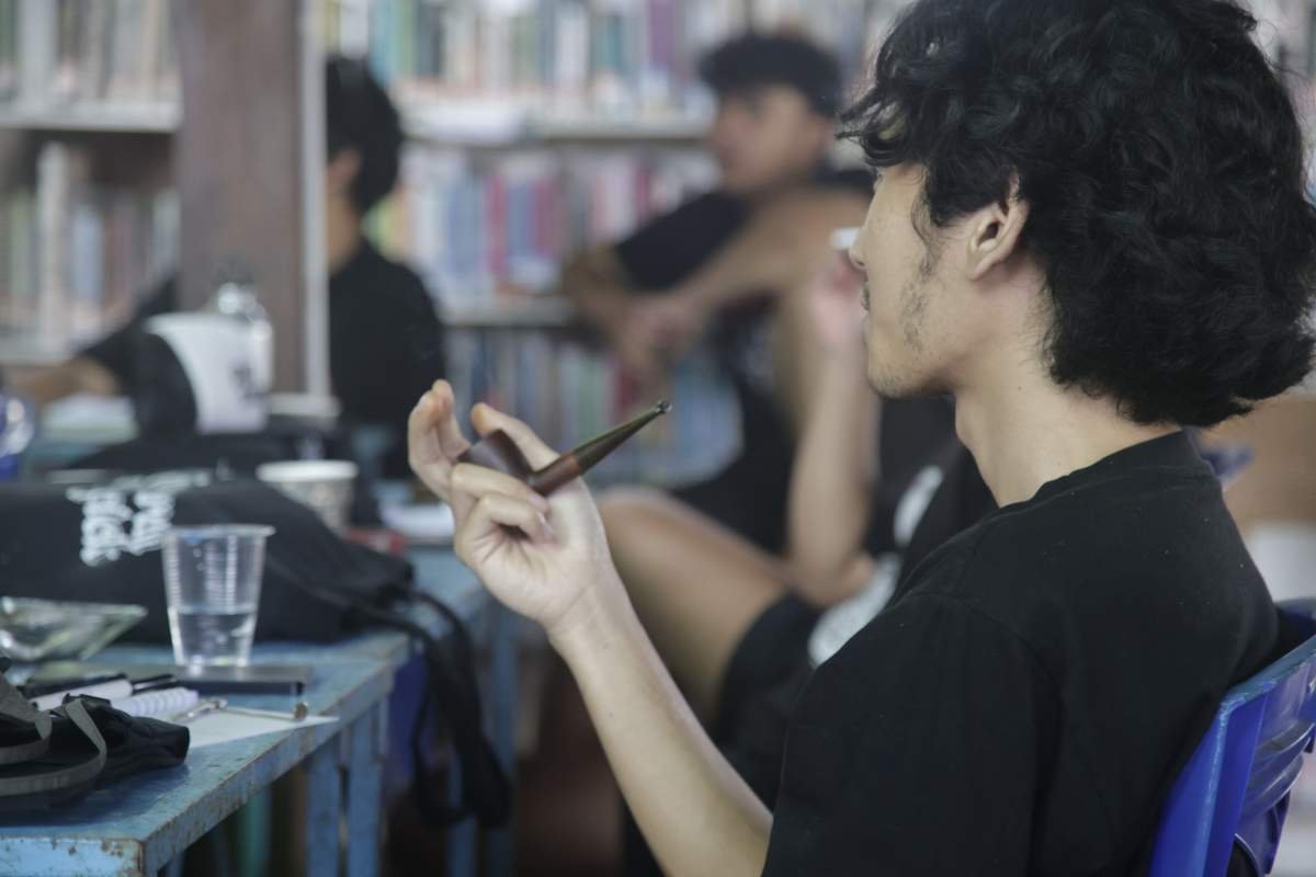 peserta merokok dengan pipa tembakau