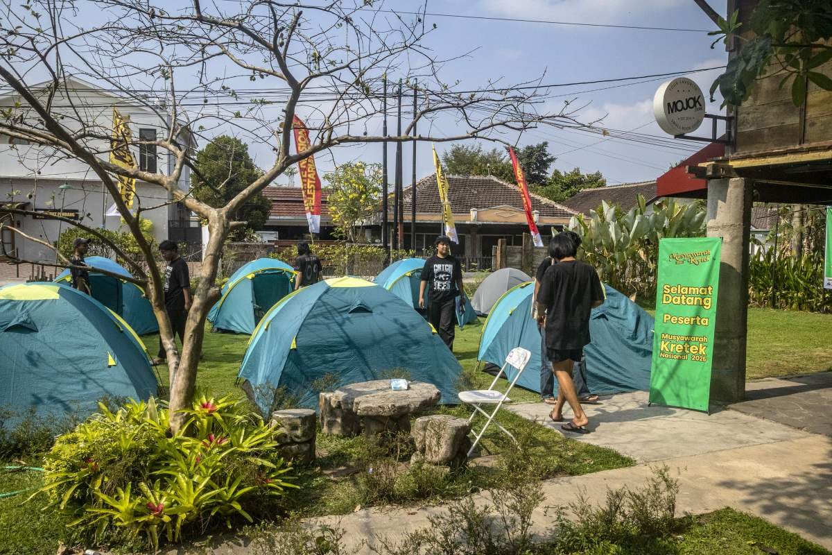 peserta musyawarah kretek di antara tenda di akademi bahagia