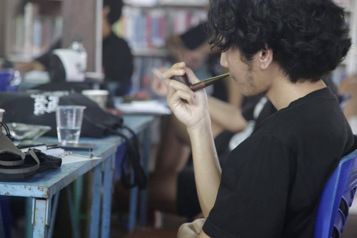 peserta sambil menikmati tembakau dengan pipa