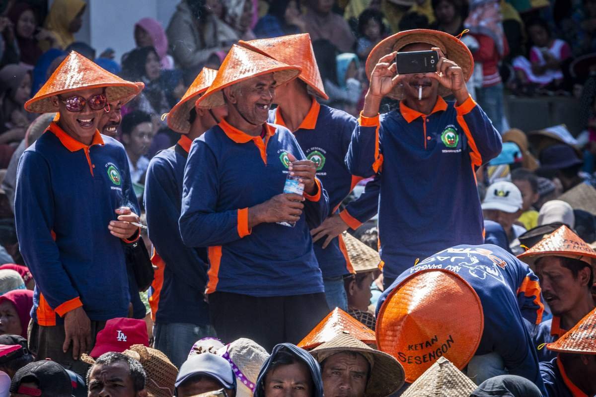 Petani tembakau bergaya dengan gajetnya di alun alun Temanggung