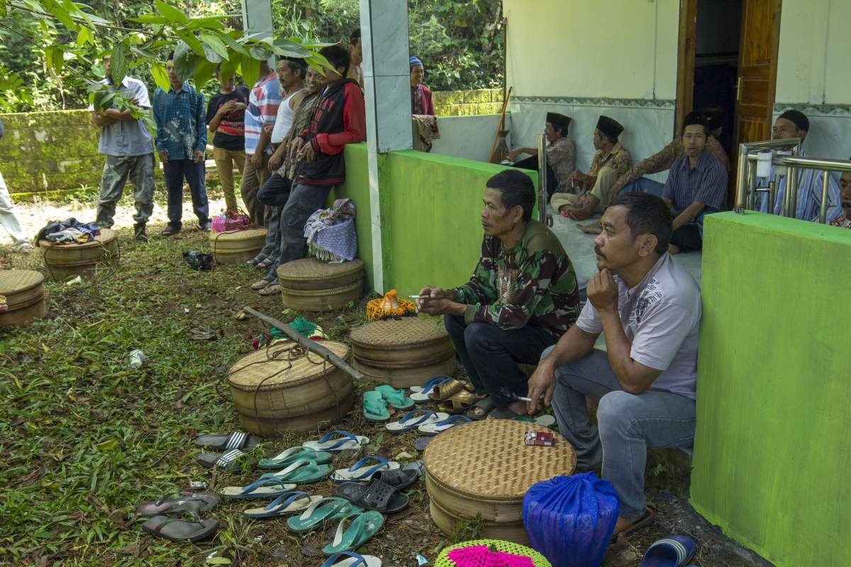 Petani tembakau saat berziarah di bukit Tlogopucang Temanggung