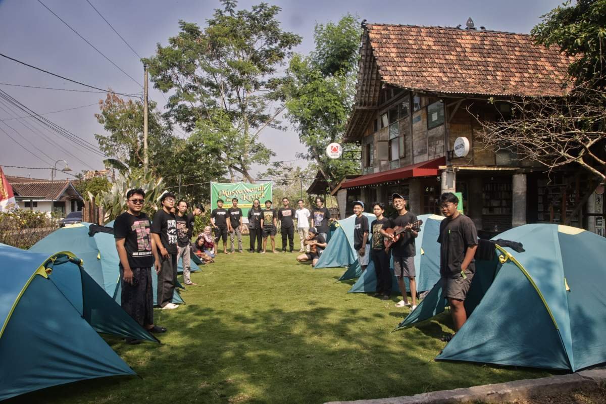 pose bareng di depan tenda