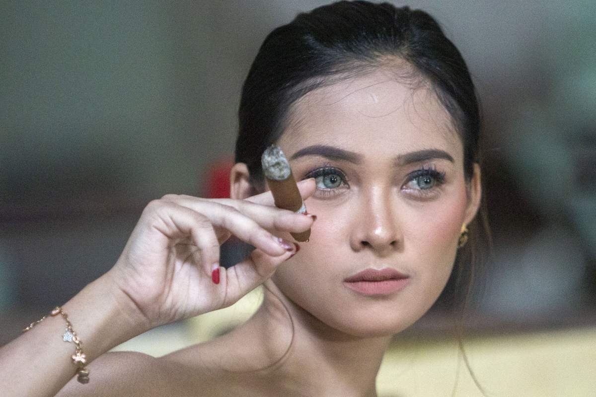 Puspita Maharani Berpose Dengan Cerutu
