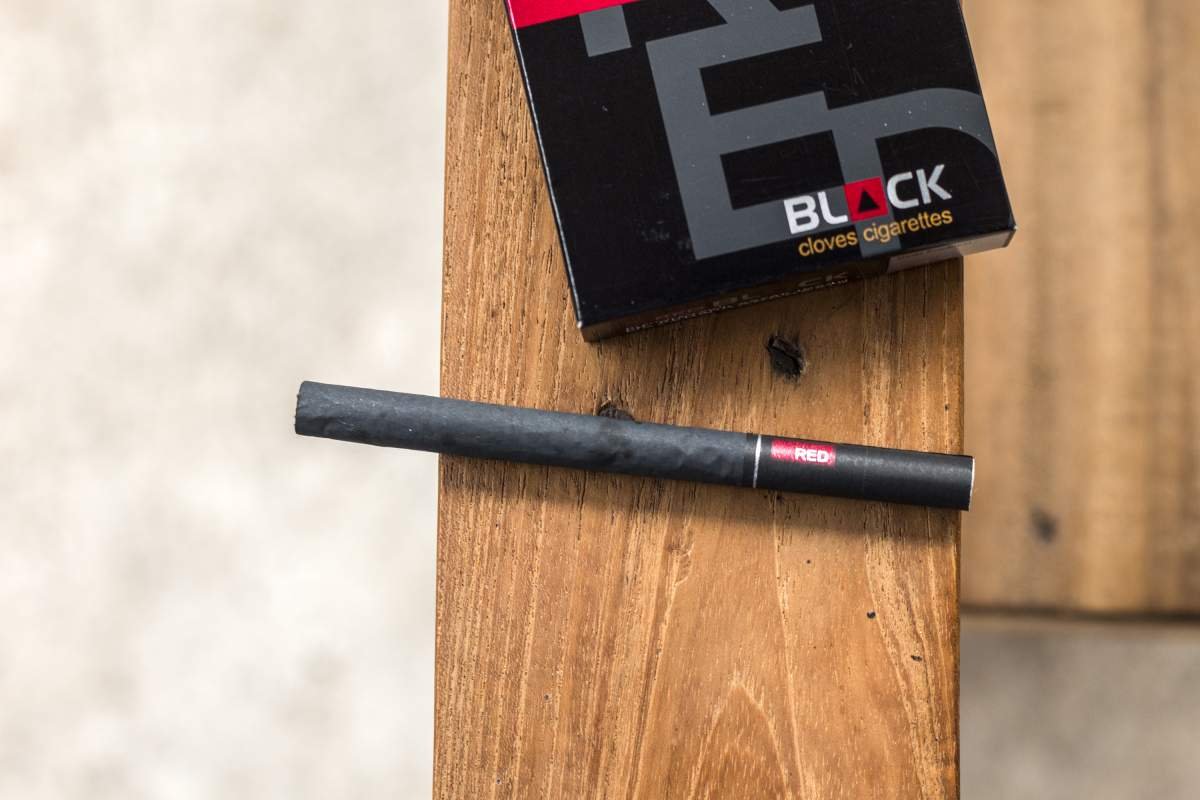 red black clove sigaret kretek mild