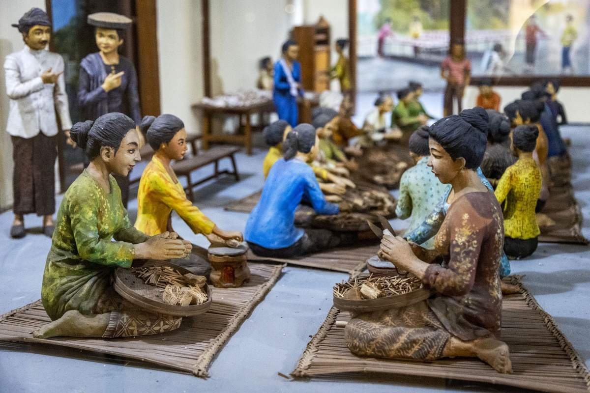 Reflika pekerja linting di museum Kretek Kudus