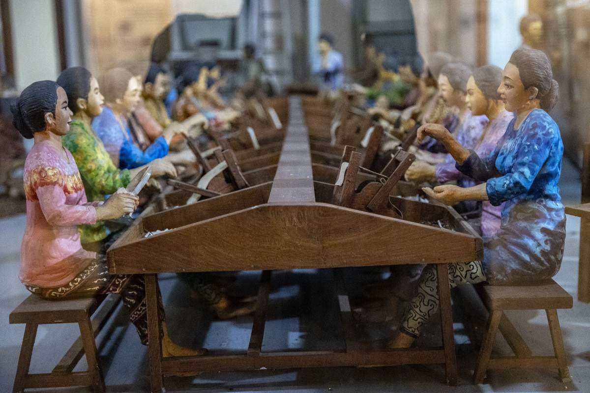 Reflika pekerja linting di Museum Kretek Kudus, Jawa tengah