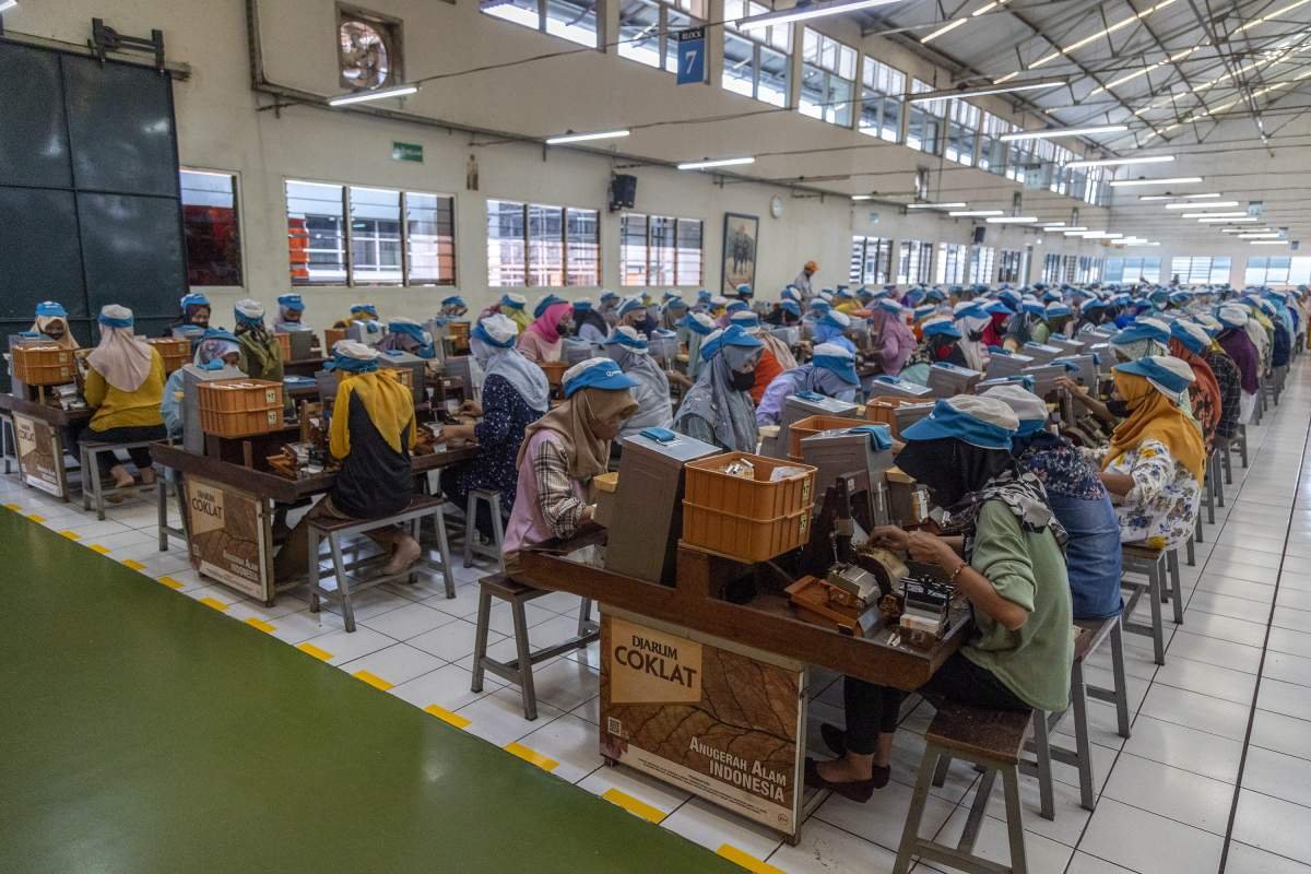 Ribuan Pekerja Linting Djarum Kudus