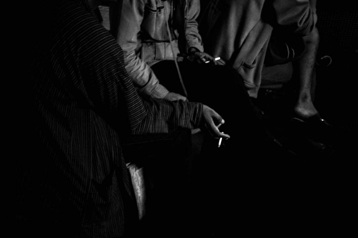 Rokok Dalam Jepitan Jari