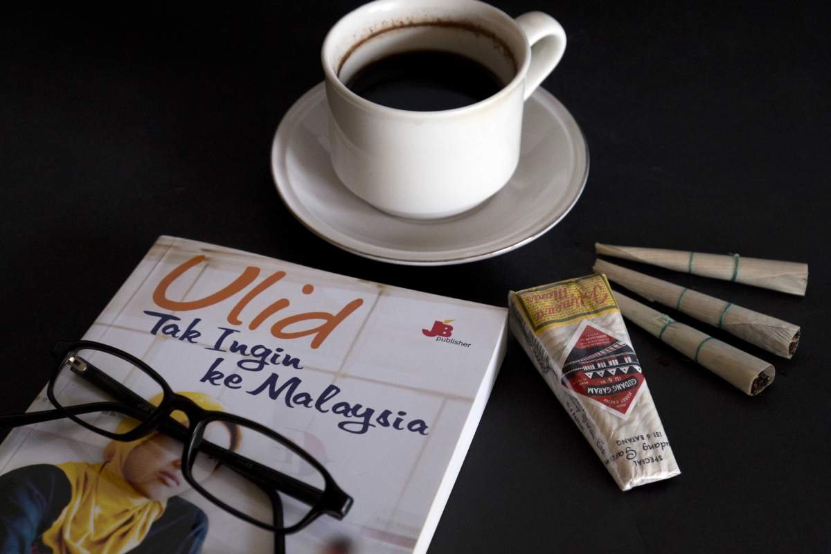 Rokok dan Buku