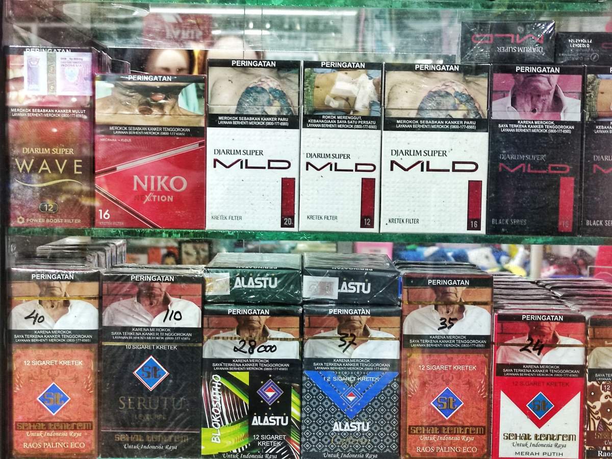 rokok kretek di etalase