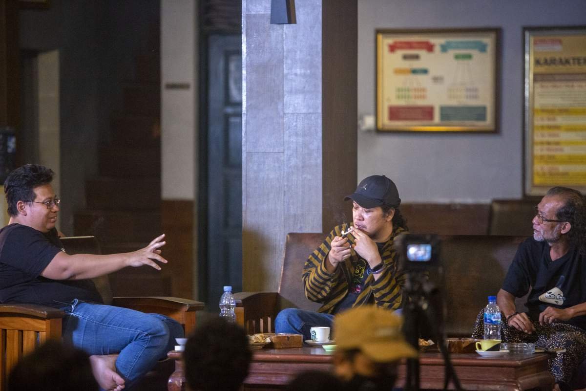 Sabrang menjadi pembicara dalam Putcast Bedah buku Nicotine War