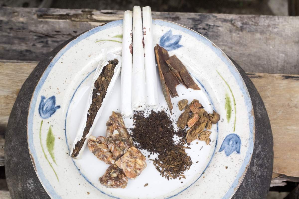 sajian kretek tradisional di atas piring