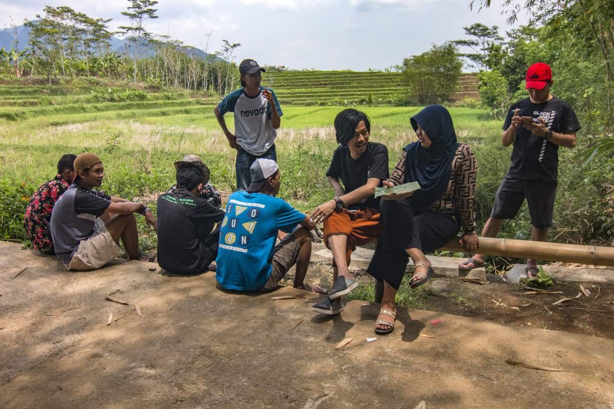 Sebat bareng di tepian sawah