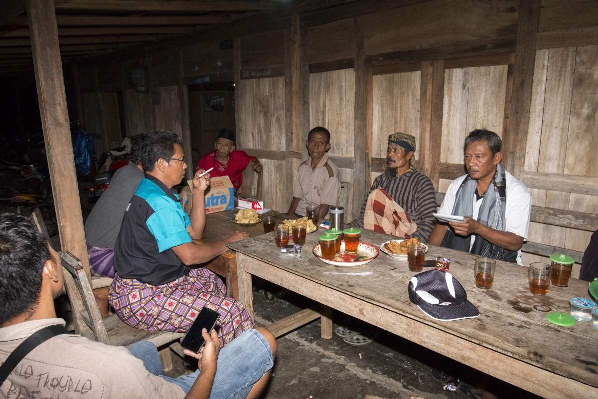 sebat bareng di teras rumah