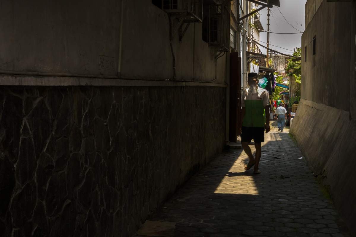 sebat di lorong gang