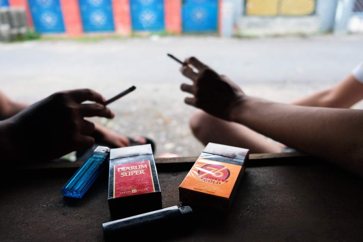 Sebat Dua orang Sahabat Menikmati Pagi 