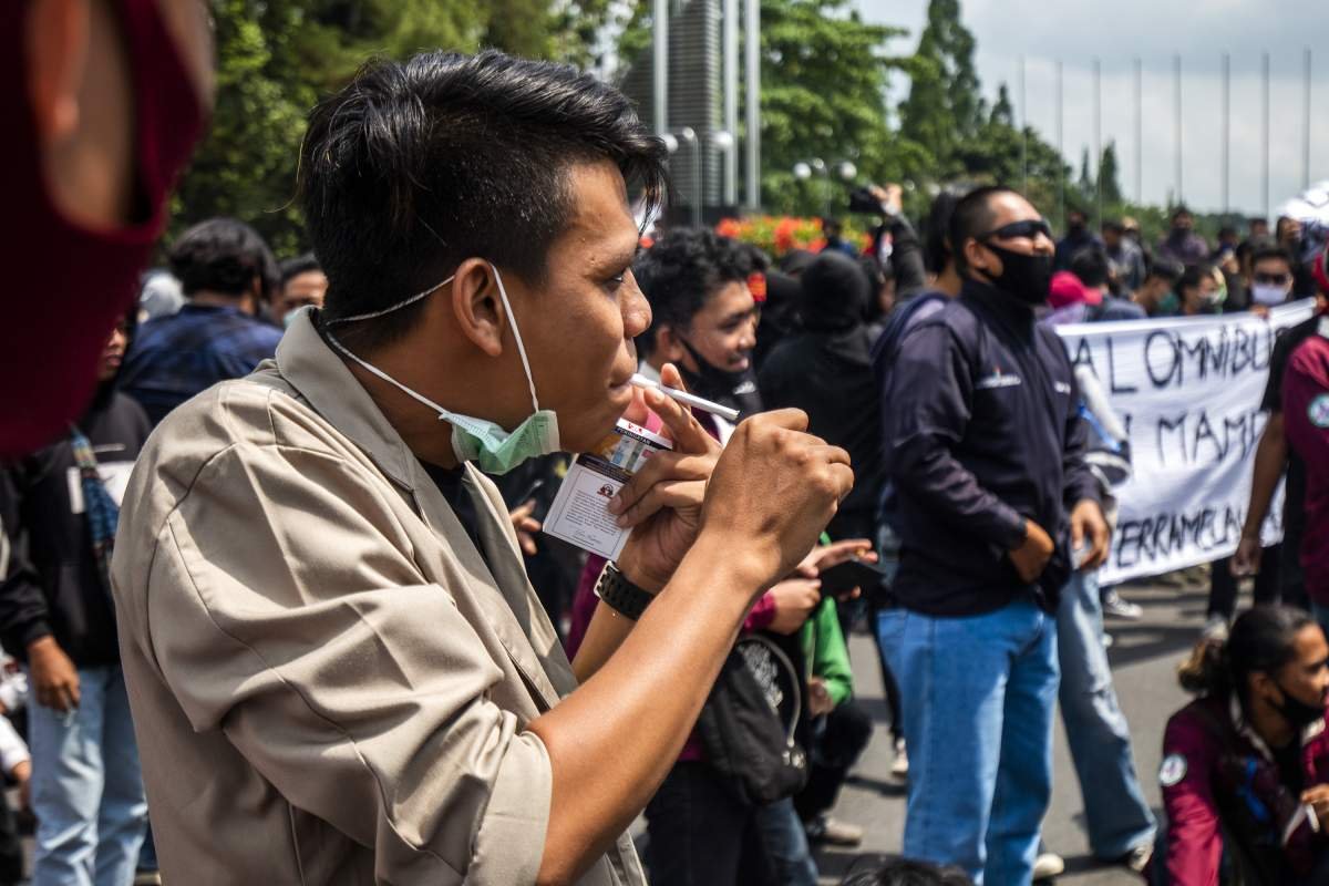 Sebat Dulu Di Antara Teriakan Teman teman yang memaki Pemerintah