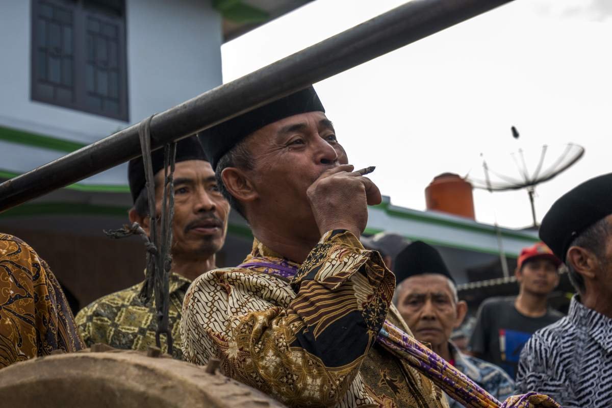 sebat saat jeda di acara sadranan