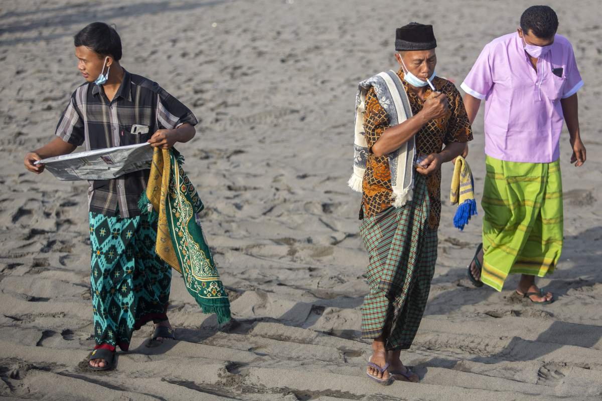 Sebat usai shalat Idulfitri di Gumuk Pasir pantai Selatan