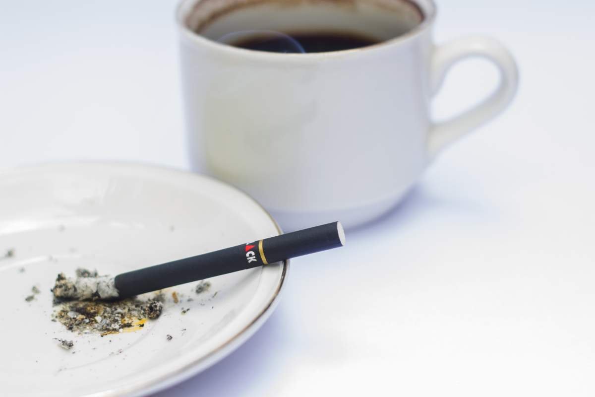 Sebatang Djarum Black sebagai teman ngopi
