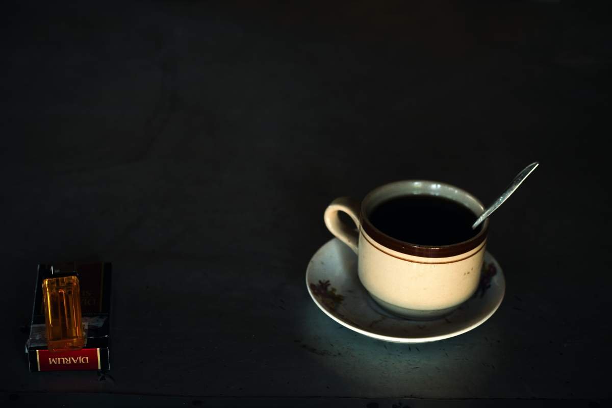 Sebungkus Djarum Super dan secangkir kopi menemani malam yang dingin 