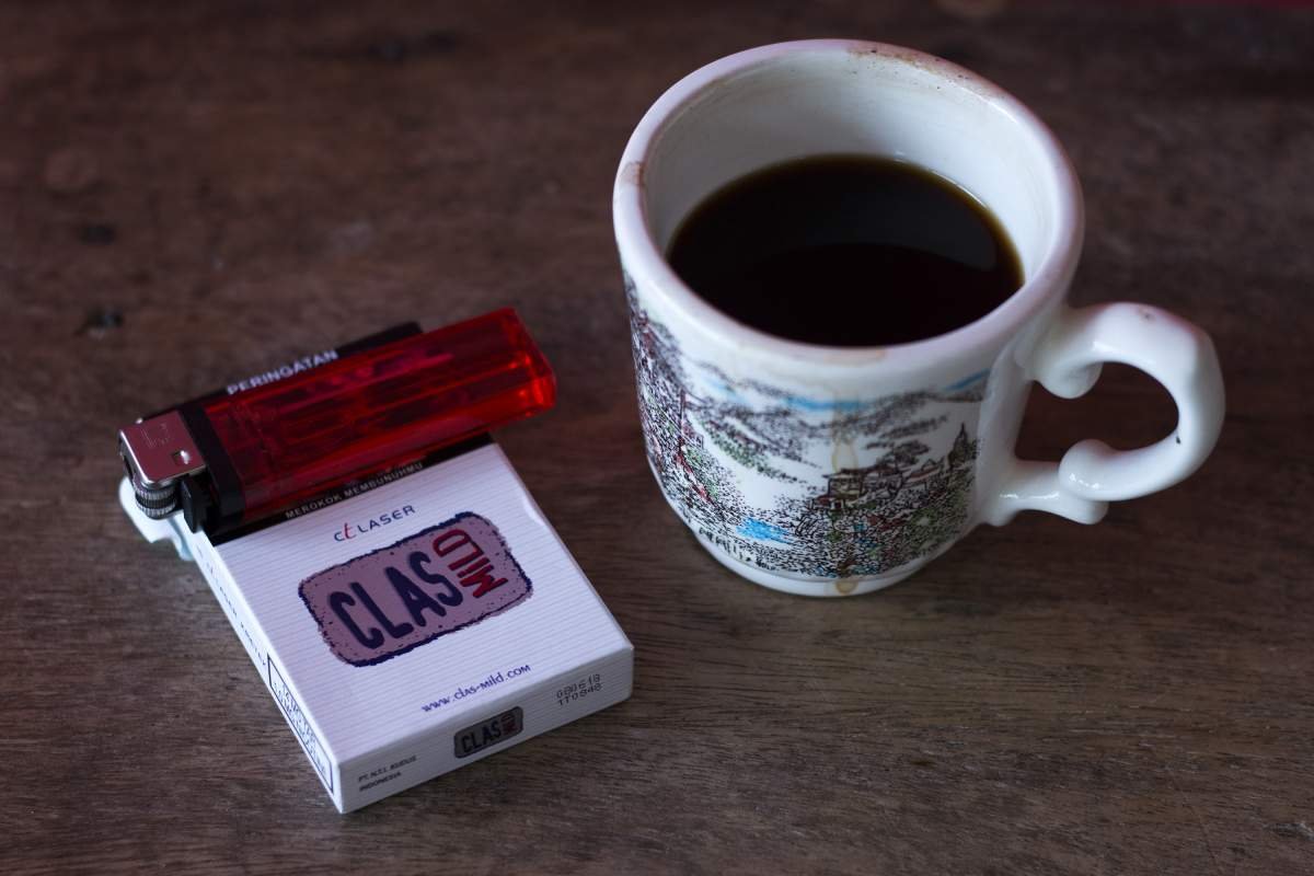 secangkir kopi dan clas mild