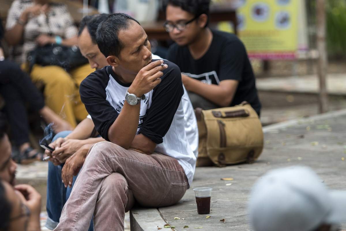 secangkir kopi dan sebatang kretek