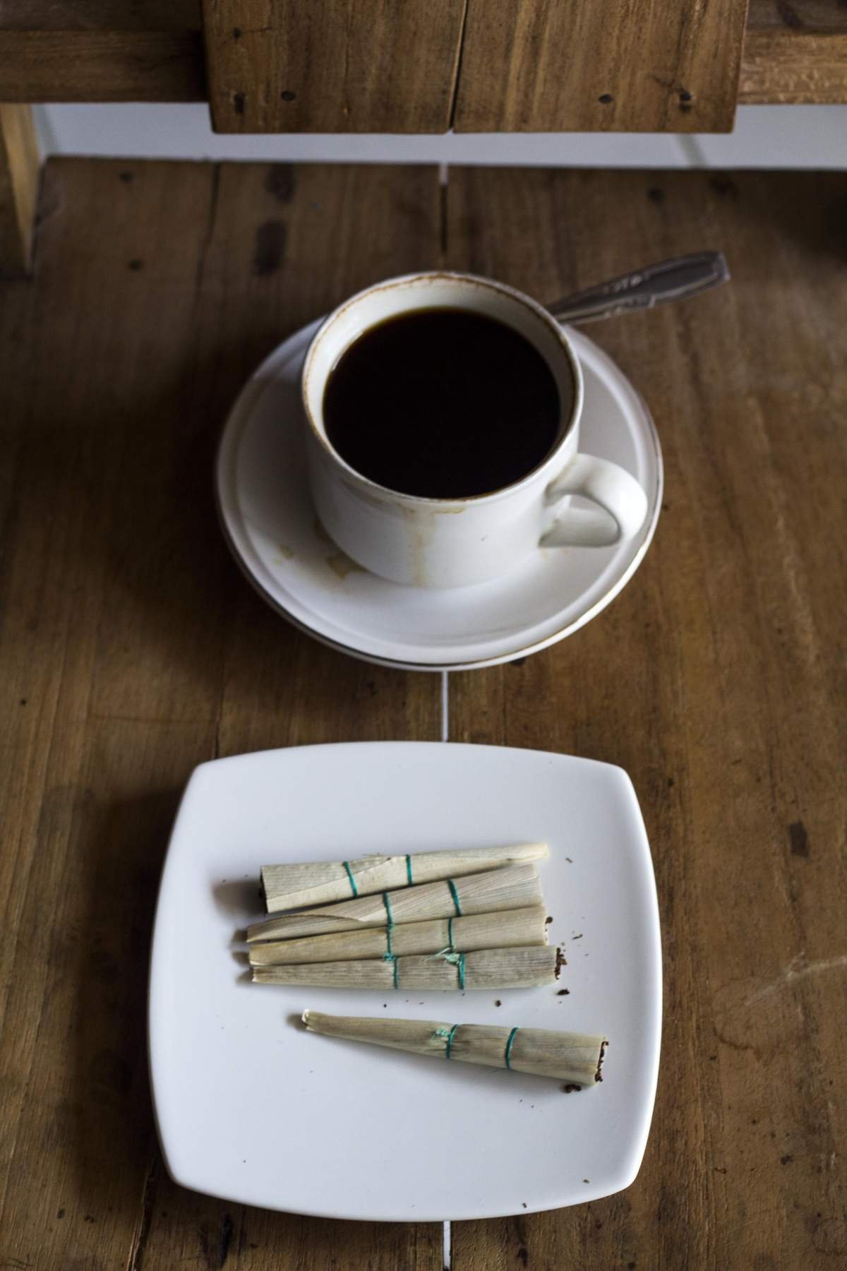 Secangkir kopi dan sebungkus klobot