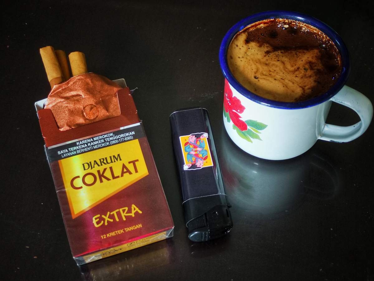secangkir kopi pagi hari dan djarcok extra