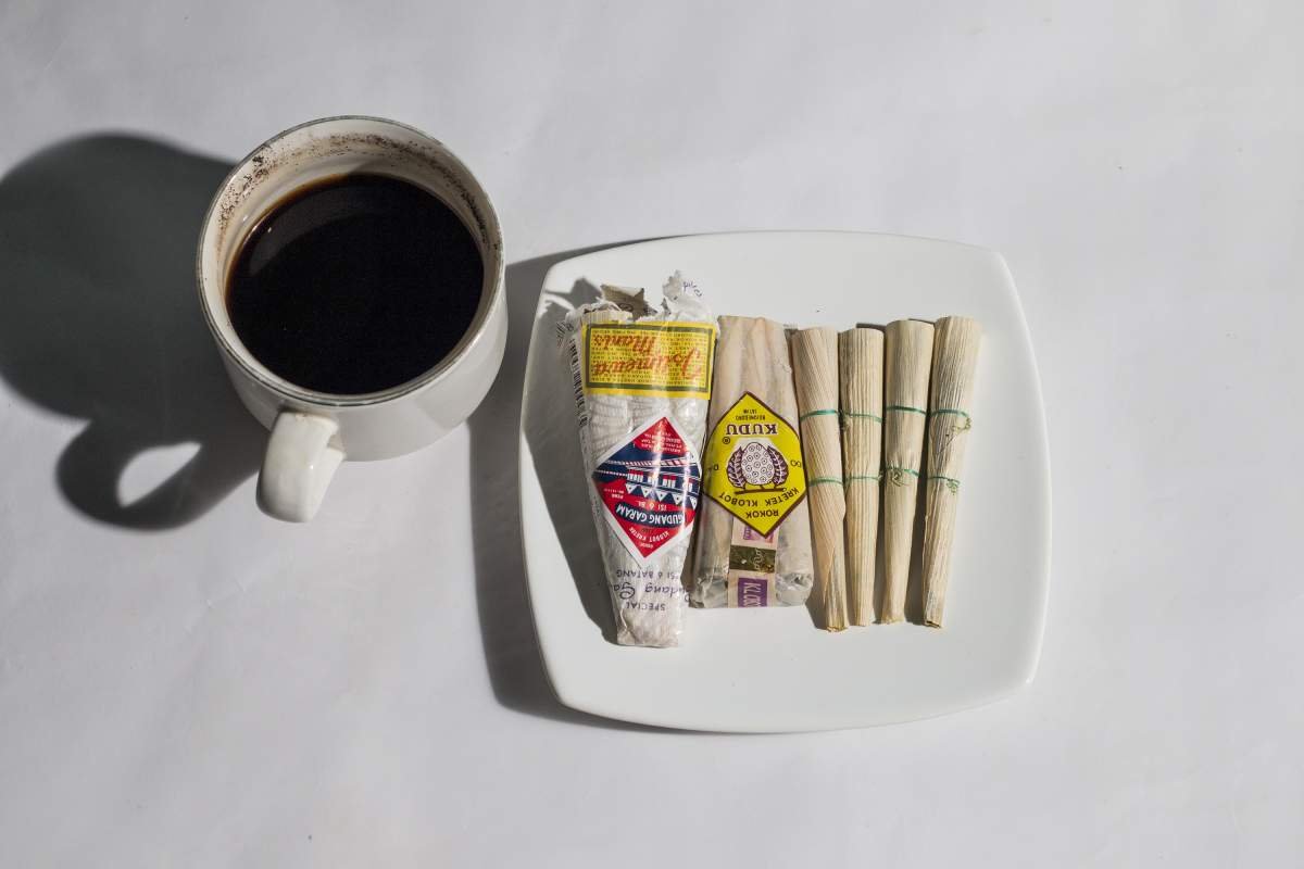 Secangkir kopi pagi hari dan klobot