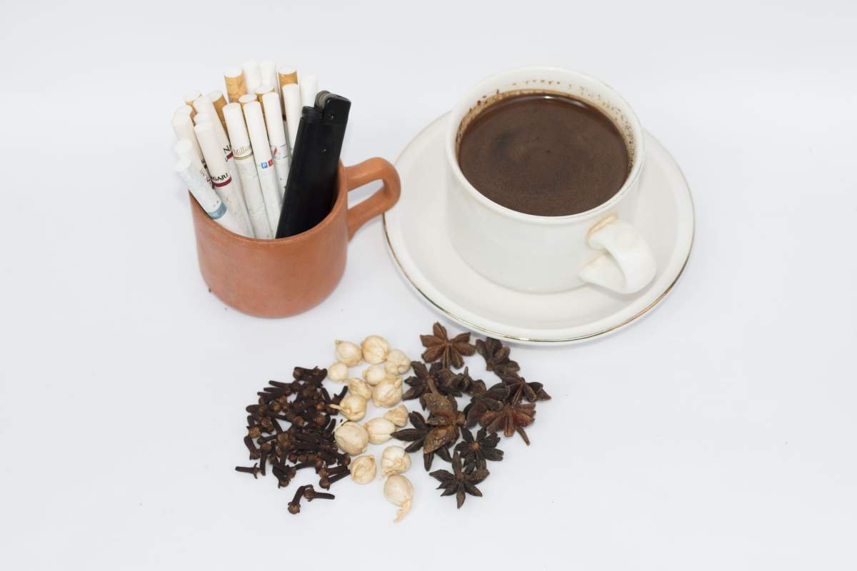 Secangkir kretek dan Sebatang Kopi