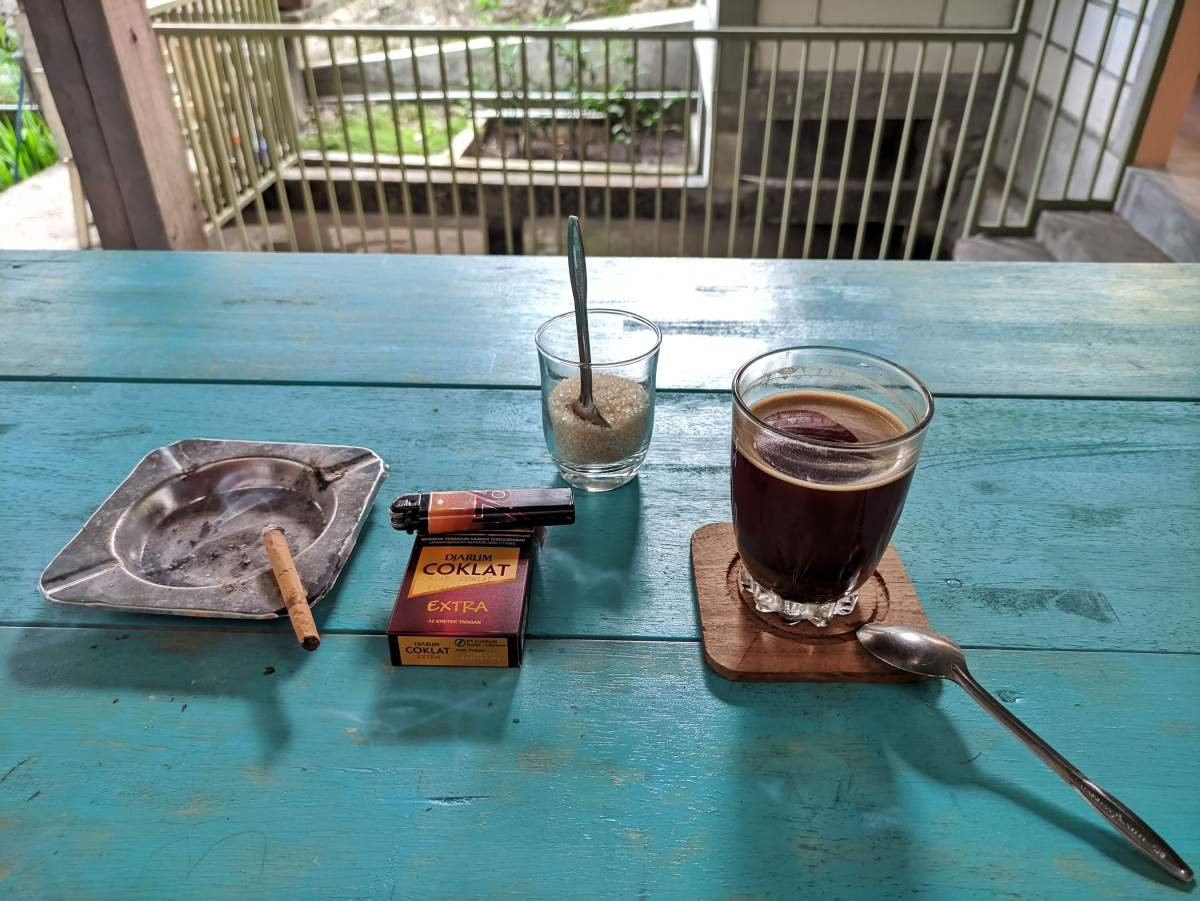 segelas kopi dan djarum coklat extra