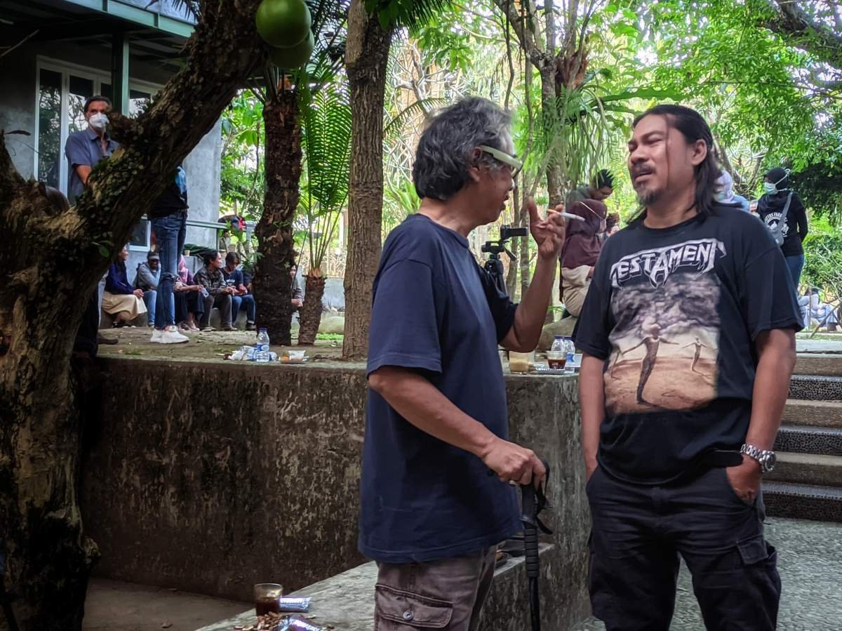 seniman bersantai sambil sebat di Galeri sarang bantul