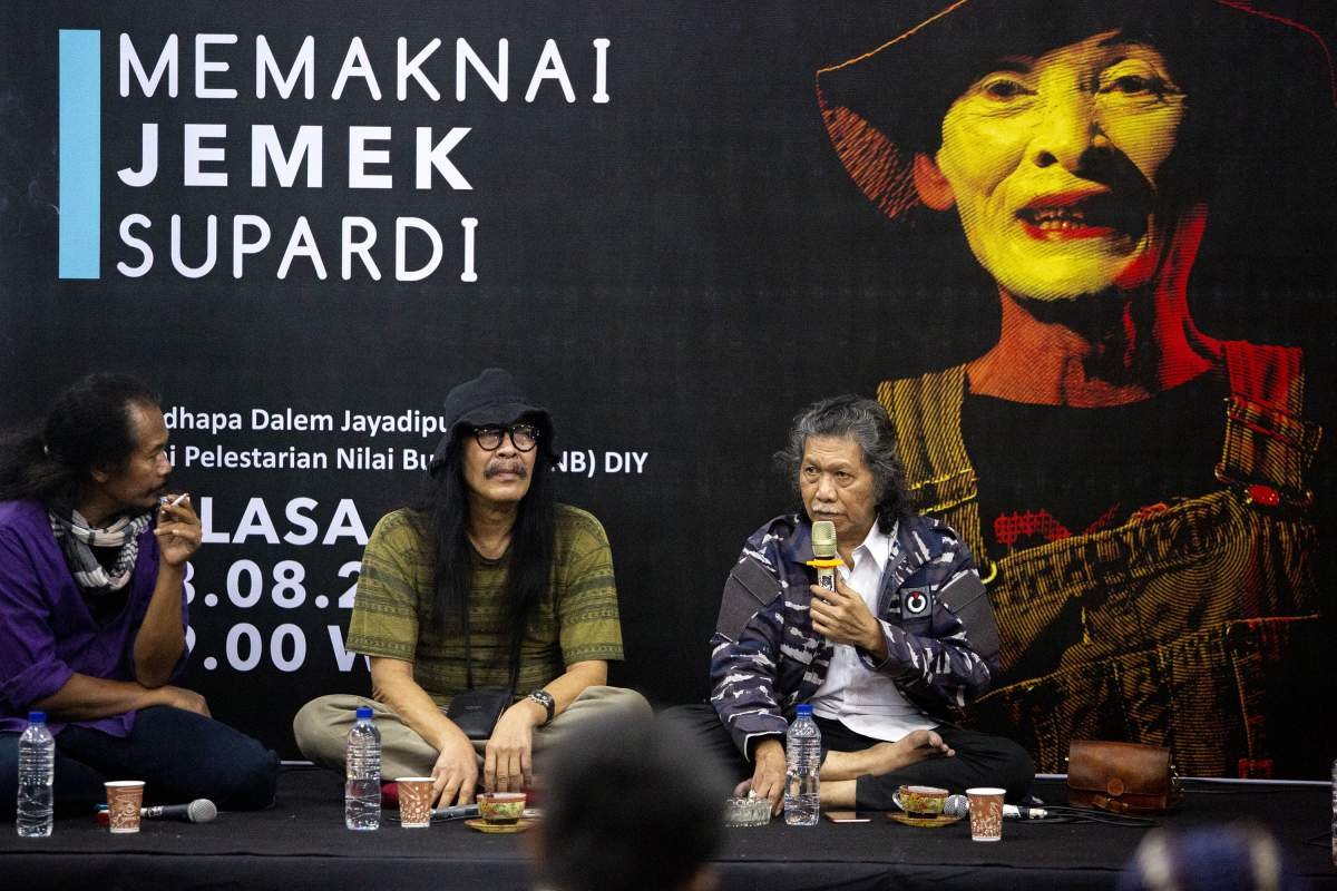 Seniman Nasirun, Penari Bimo Wiwohatmo, serta MH Ainun Najib dalam peringatan 40 Hari Jemek Supardi