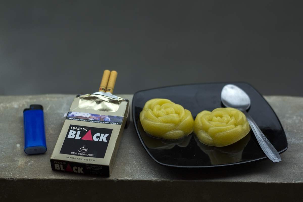 sepiring sarapan pagi dan black capuccino