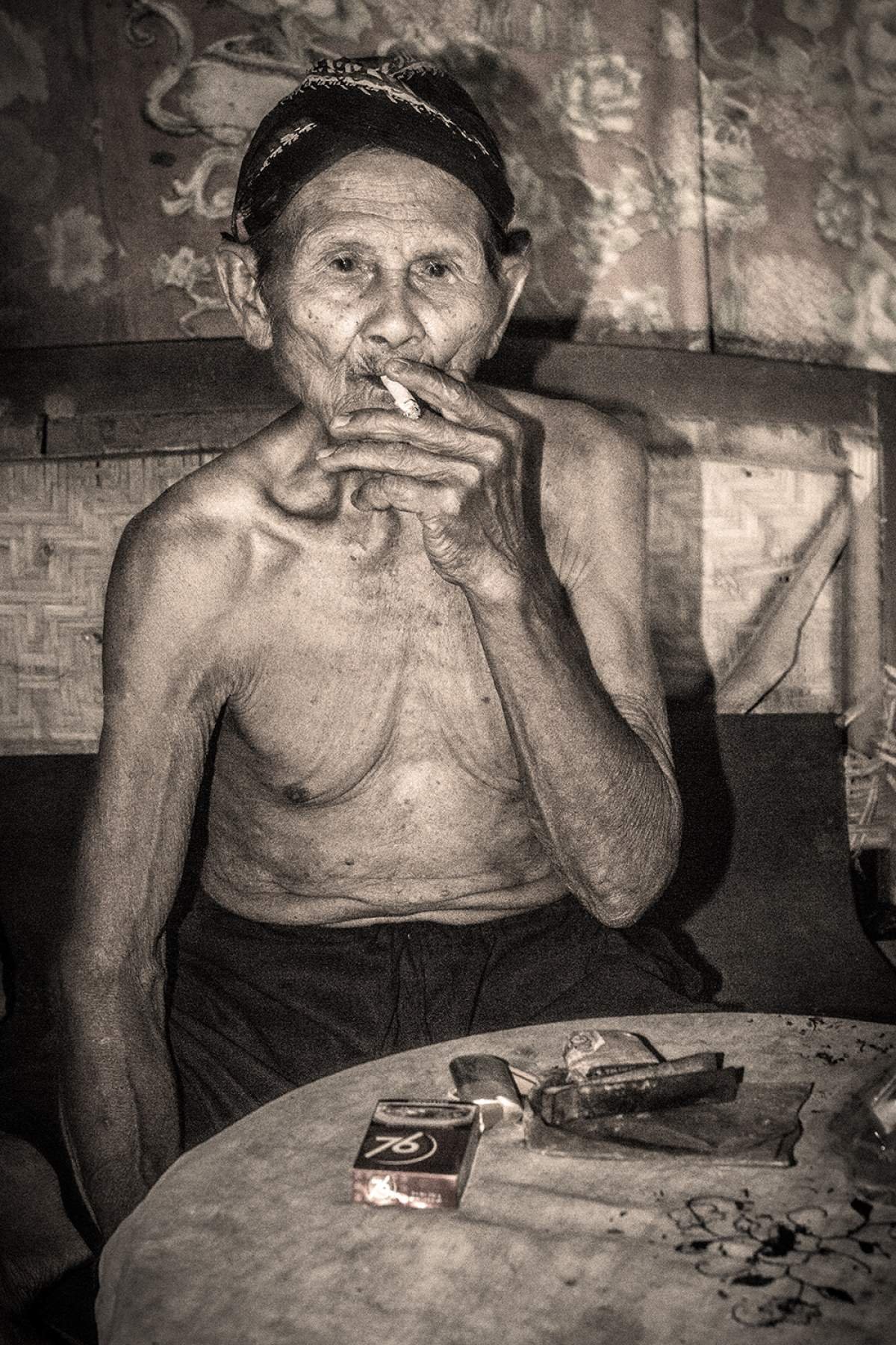 Simbah sepuh dan Kretek 76 Kesukaannya