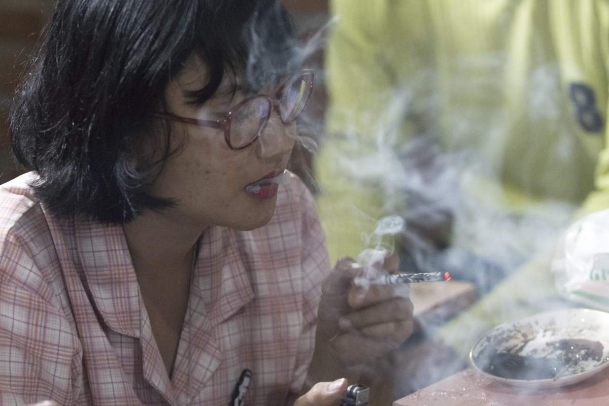 sobatwati kretekus mencoba rokok cethe