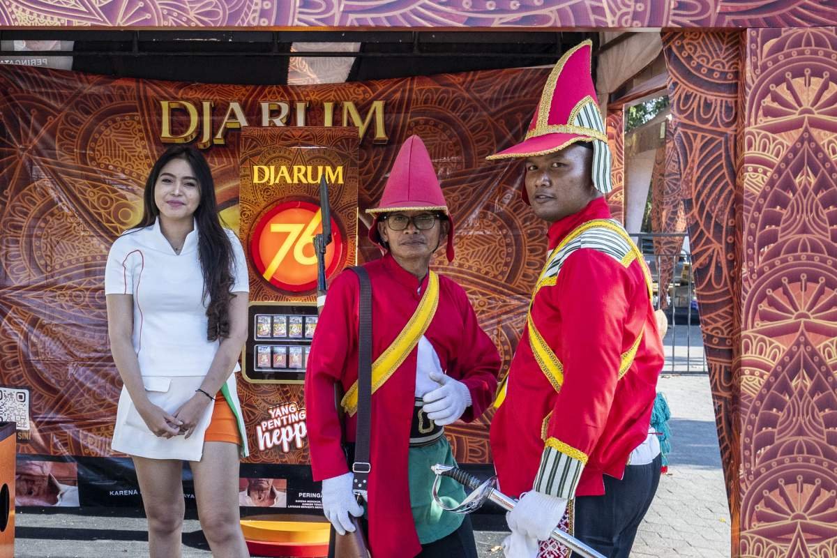SPG dan Prajurit Kraton dalam acara Ngangkring Art fest