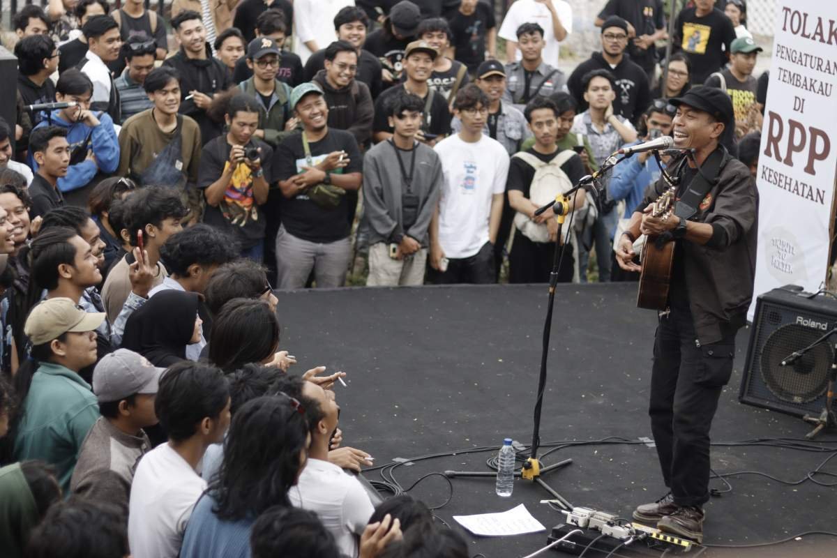 Suka Ria Ikhsan Skuter di atas panggung Tribute to Kretek