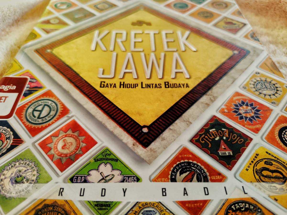 tampak close up cover buku kretek jawa, gaya hidup lintas b udaya