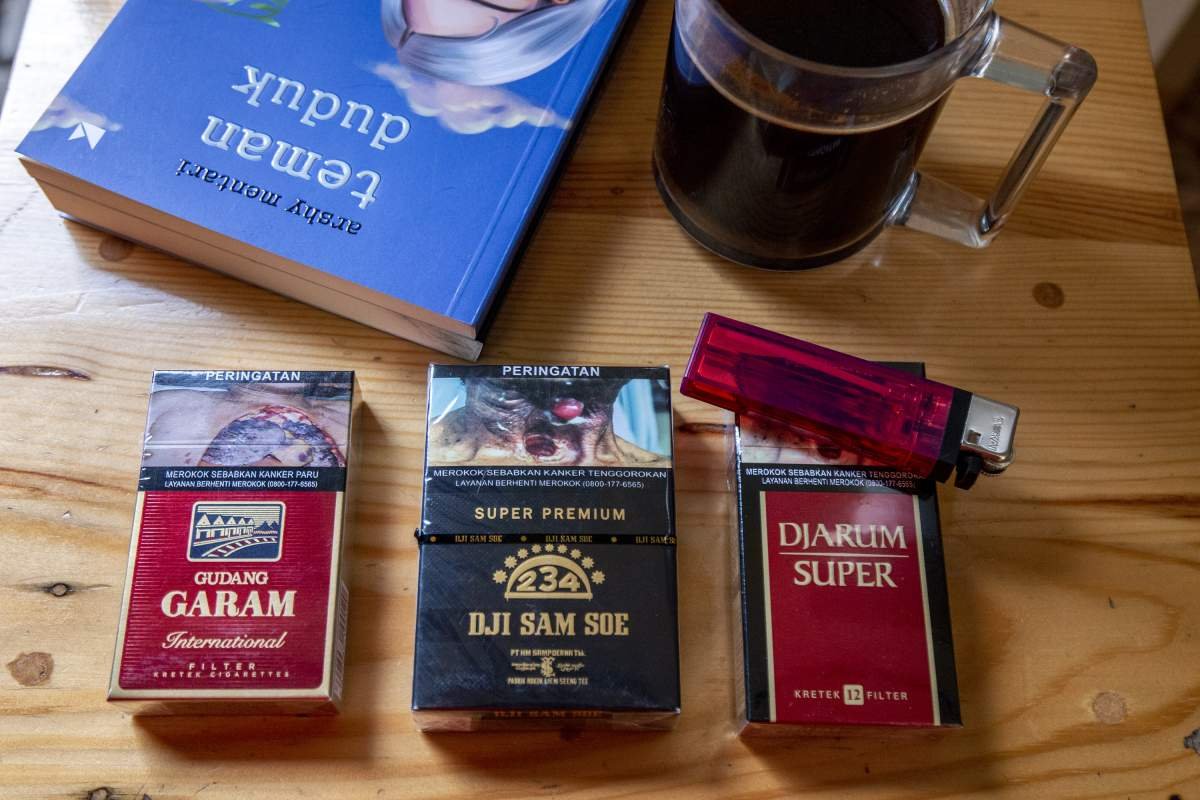 teman duduk sambil sebat