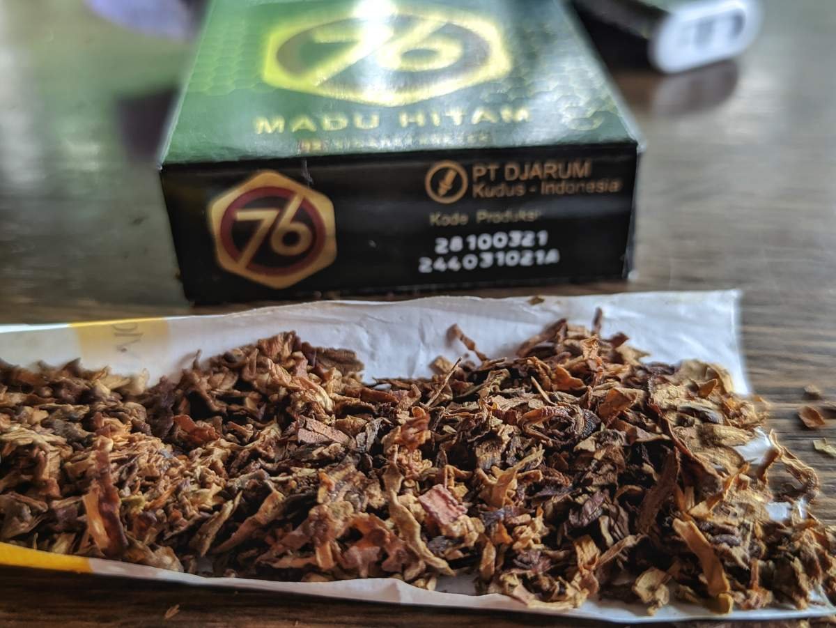 Tembakau dalam batangan rokok SKT Madu Hitam