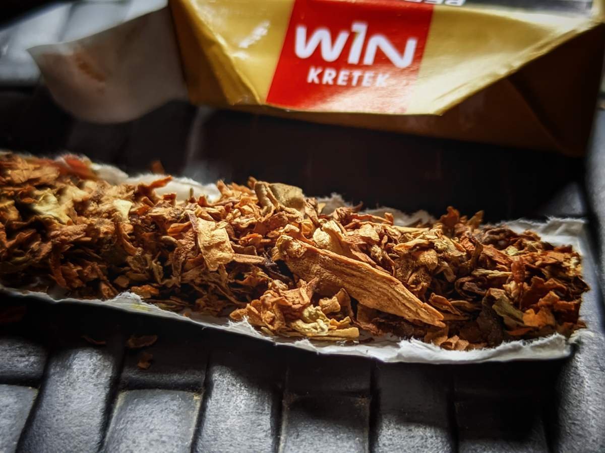 Tembakau dalam batangan rokok Win Kretek