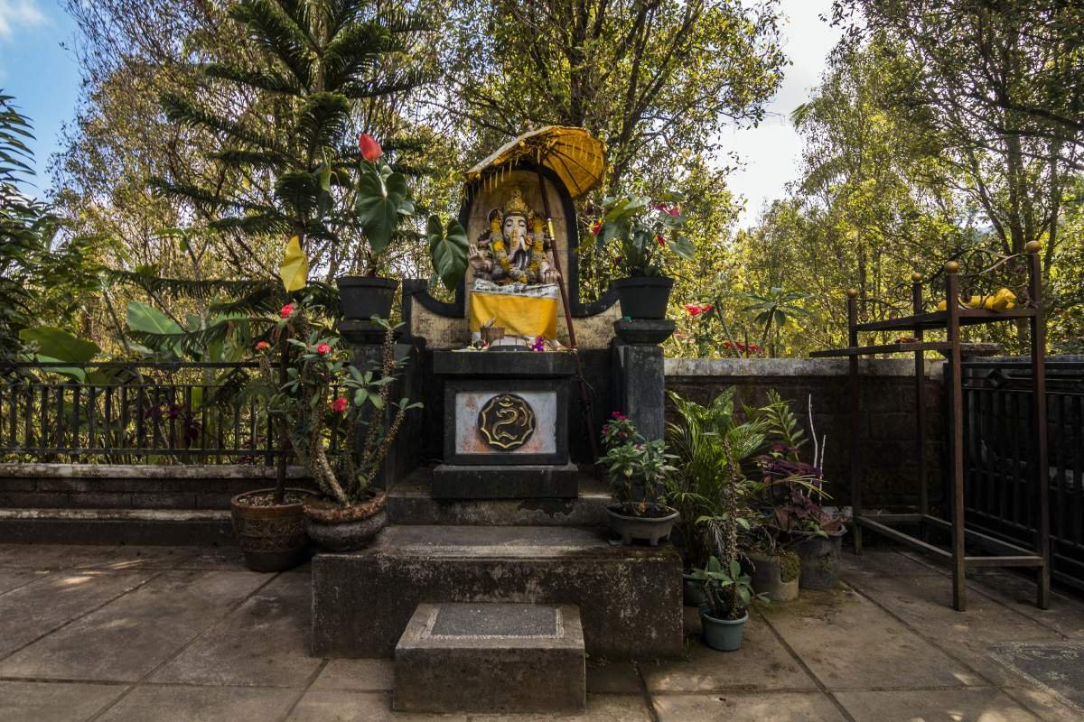 Tempat persembahyangan di antara pepohonan cengkeh di Bali