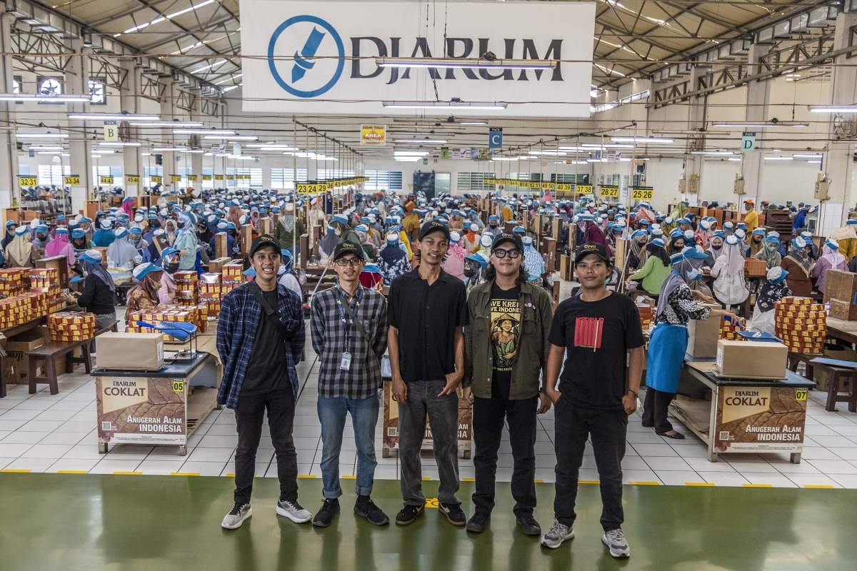 Tim Penlitikretek berpose di Brak Djarum Kudus