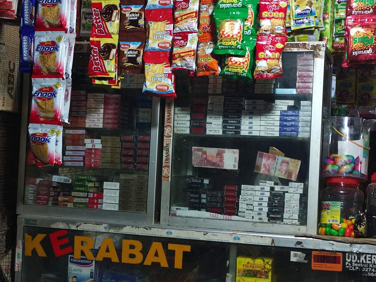 toko kelontong dan etalase rokok