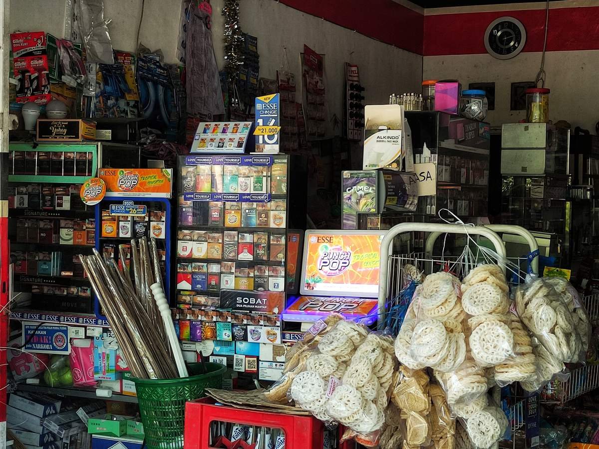 toko kelontong yang menjual rokok kretek