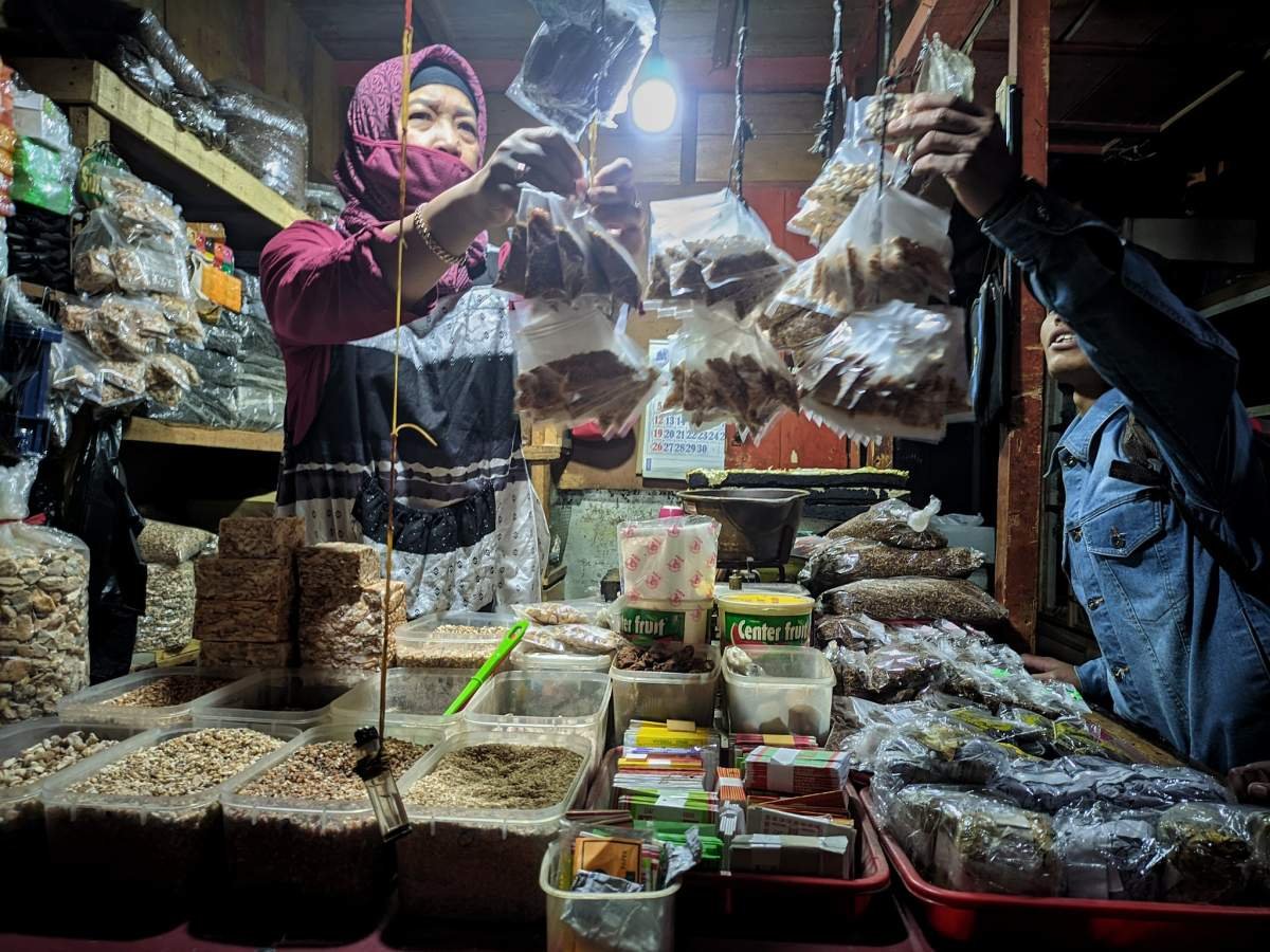 Toko Perlengkapan tingwe di Pasar Kretek Wonosobo